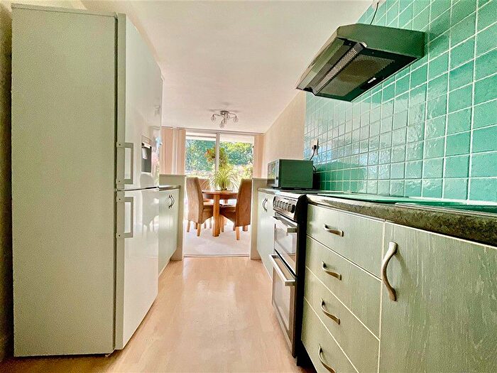 3 Bedroom Flat For Sale In Bancroft Court, Reigate, Surrey, RH2