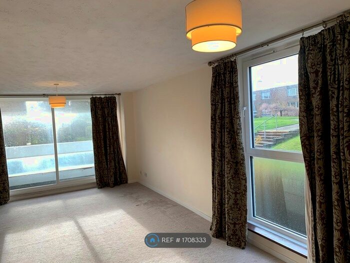 2 Bedroom Flat To Rent In Turnpike Link, Croydon, CR0