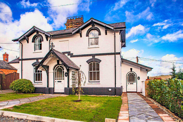 3 Bedroom Apartment To Rent In Grove House, Lower Basildon, RG8