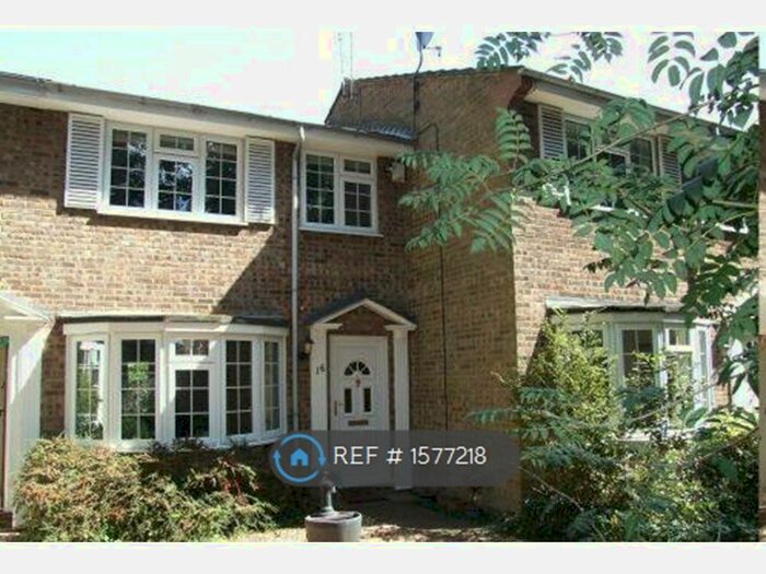 3 Bedroom Terraced House To Rent In Broomhall Lane, Woking, GU21