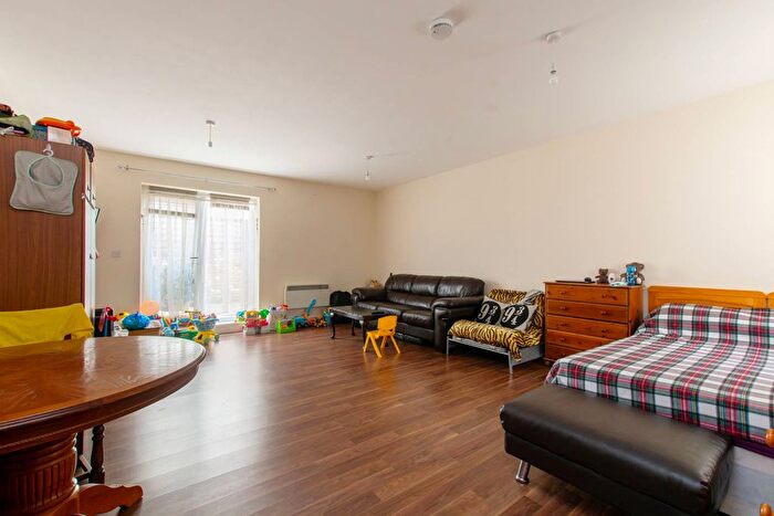 Studio To Rent In Lower Road, Sutton, SM1