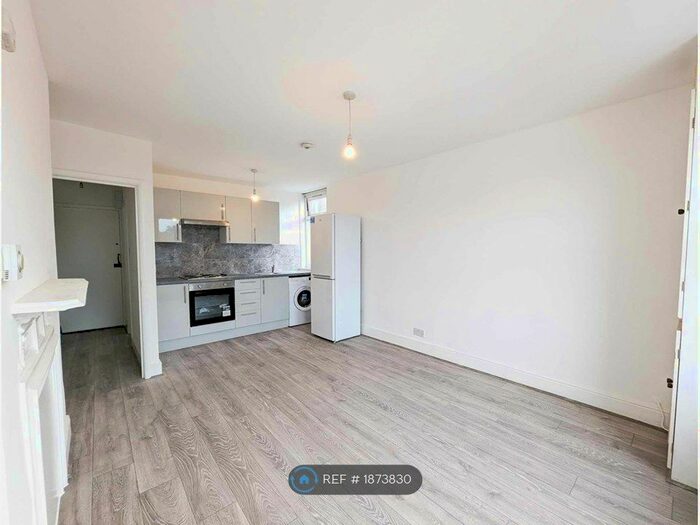 Studio To Rent In Green Lanes, London, N13