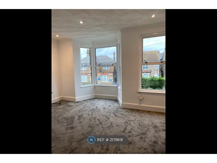 2 Bedroom Maisonette To Rent In The Brent, Dartford, DA1