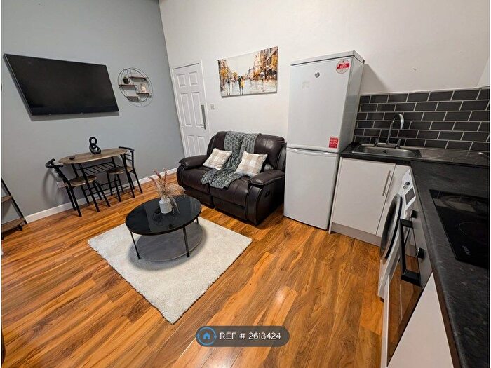 3 Bedroom Flat To Rent In Polygon Road, Manchester, M8