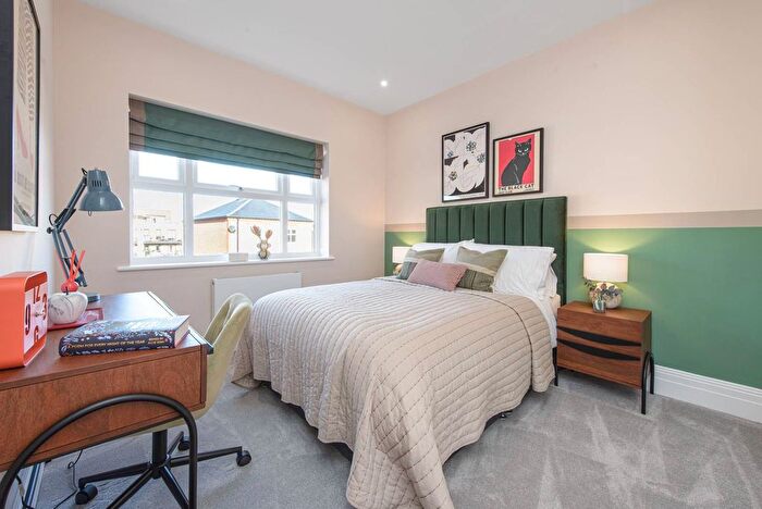 3 Bedroom Property For Sale In Trent Park, Enfield, Barnet, EN4
