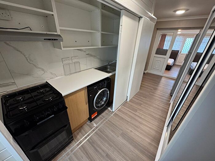 1 Bedroom Flat To Rent In Brabazon Road, Hounslow, TW5