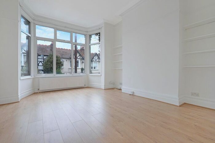 2 Bedroom Flat To Rent In St Albans Crescent, Woodford Green, IG8
