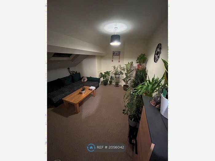 1 Bedroom Flat To Rent In Halses Yard, Chard, TA20