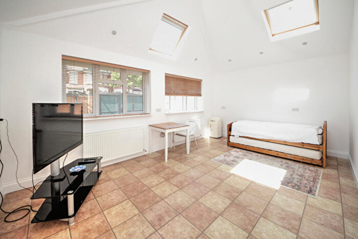 Studio To Rent In Conway Road, London, N14