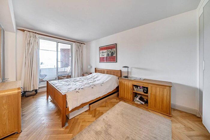 1 Bedroom Flat For Sale In Riverside Court, Nine Elms Lane, Nine Elms, London, SW8