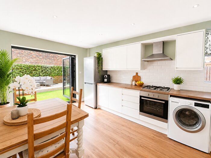 3 Bedroom Flat For Sale In Chapter Road, Willesden Green, NW2