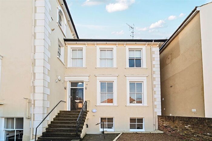 1 Bedroom Flat For Sale In Cadogan Road, Surbiton, KT6