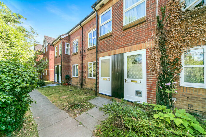 1 Bedroom Flat To Rent In Groveland Place, Tilehurst, RG30