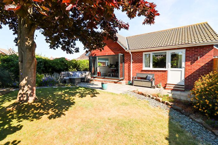 4 Bedroom Semi-detached Bungalow For Sale In Lodge Gardens, Gristhorpe, YO14