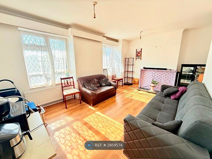 3 Bedroom Flat To Rent In Hunt Road, Southall, UB2