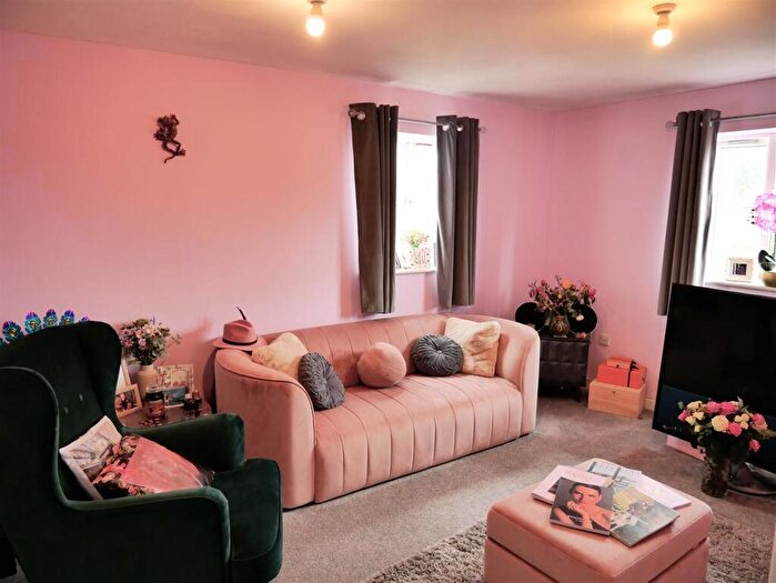 2 Bedroom Flat For Sale In Minnow Close, Calne, SN11