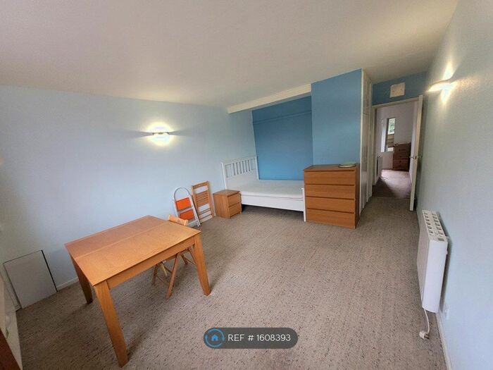 Studio To Rent In Court Royal, London, SW15