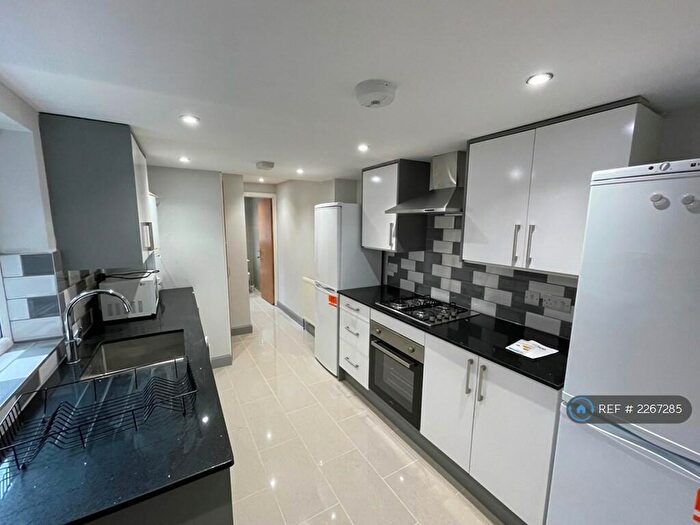 6 Bedroom Terraced House To Rent In Donnington Gardens, Reading, RG1