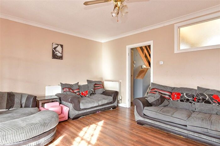 3 Bedroom End Terrace House For Sale In Beacon Road, Chatham, Kent, ME5