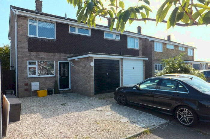 3 Bedroom Semi-Detached House To Rent In Delview, Canvey Island, SS8