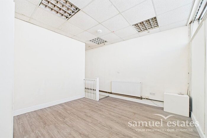 Flat To Rent In High Street, London, SE25