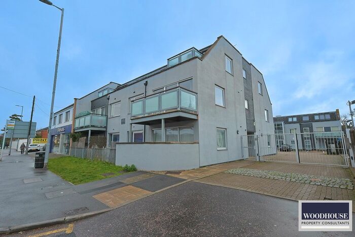 2 Bedroom Flat To Rent In Turners Hill, Cheshunt, EN8