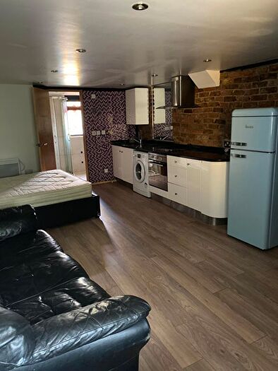 Studio To Rent In Hillside Road, Pinner, HA5