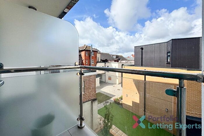 2 Bedroom Flat To Rent In Professionals! Commuting Made Easy, Stylish Bed In Lansdowne!, BH1