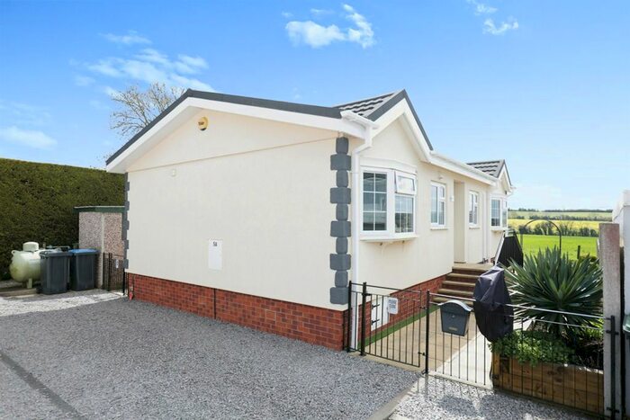 2 Bedroom Mobile/park Home For Sale In Redlands Park, Lighthorne, Warwick, CV35