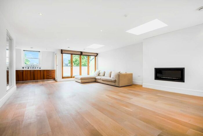 3 Bedroom Flat To Rent In Elsham Road, Holland Park, W14