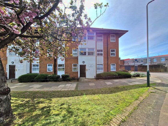 1 Bedroom Flat To Rent In Myrtle Road, Romford, RM3