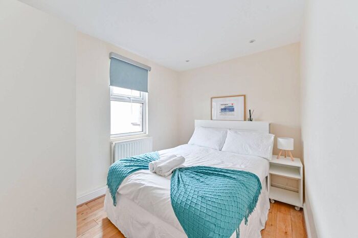 2 Bedroom Flat To Rent In Falcon Road, Clapham Junction, London, SW11