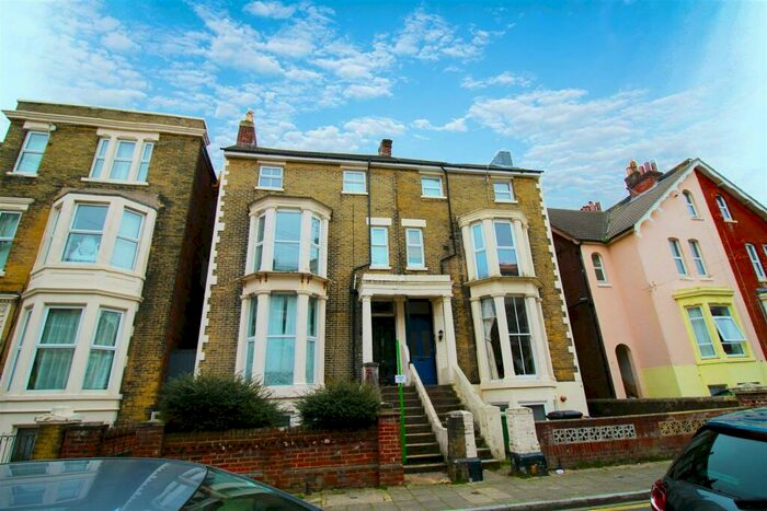 2 Bedroom Flat To Rent In Elphinstone Road, Southsea, PO5