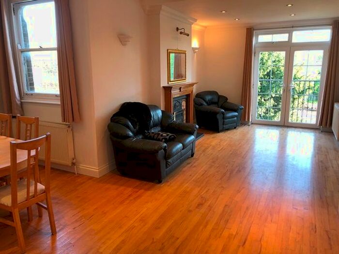 3 Bedroom Flat To Rent In Friern Park, London, N12