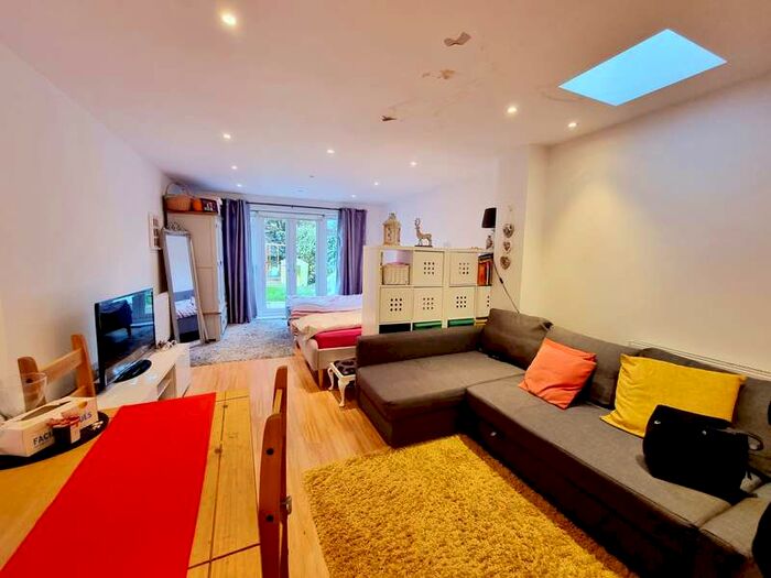 Flat To Rent In Myddleton Road, Bounds Green, N22