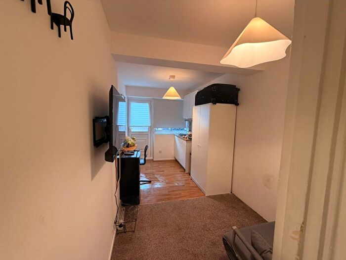Studio To Rent In North Circular Road, London, NW2
