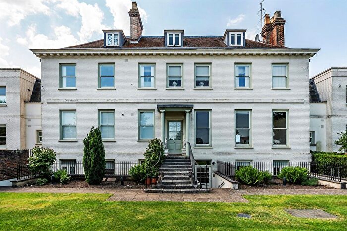 1 Bedroom Flat For Sale In Parkers Lane, Ashtead, KT21