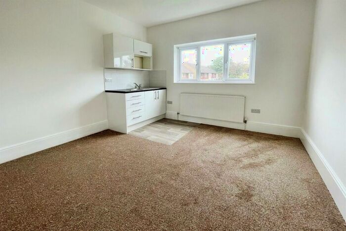 Flat To Rent In Princes Road, Romford, RM1