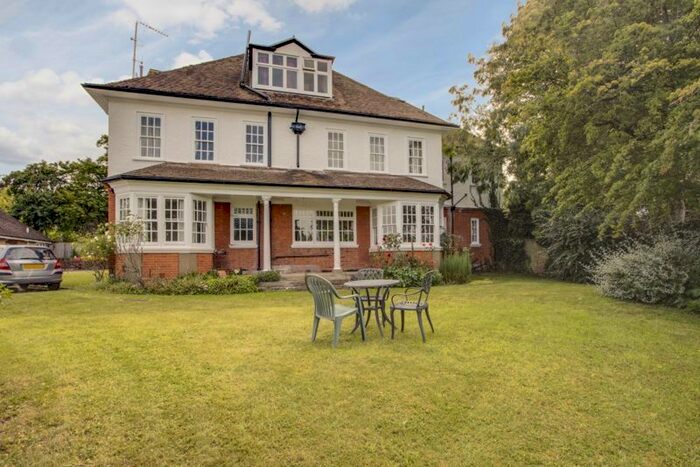 1 Bedroom Flat To Rent In New Road, Bourne End SL8