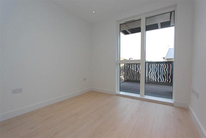 2 Bedroom Apartment To Rent In Lang Court, Smithfield Square, Hornsey, N8