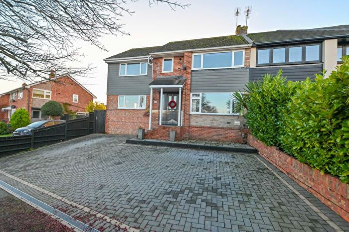 4 Bedroom Semi Detached House For Sale In Hazleton Way, Waterlooville, PO8