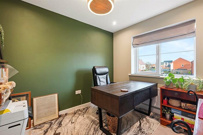 3 Bedroom End Of Terrace House For Sale In Kingfisher Road, Sprowston, NR7