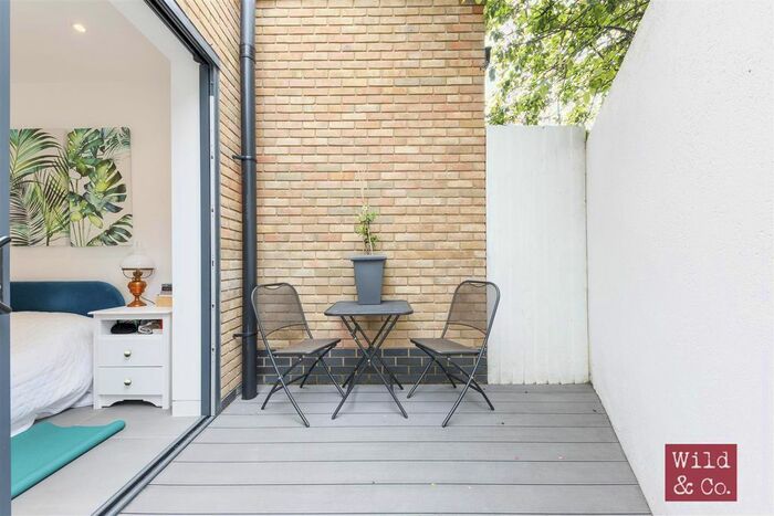 2 Bedroom Property To Rent In Crossway, London, N16