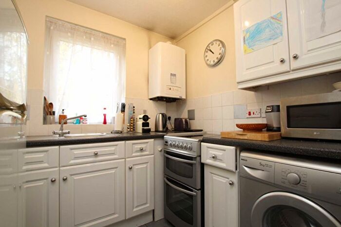 1 Bedroom Flat For Sale In Garfield Road, Twickenham, TW1