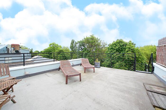 2 Bedroom Flat To Rent In St James's Drive, Wandsworth Common, SW17