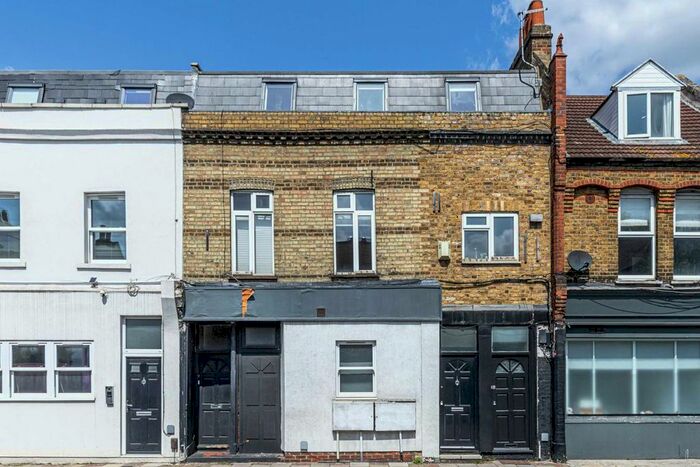 3 Bedroom Flat To Rent In Kingston Road, London, SW19