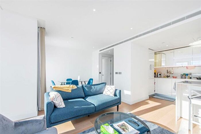 2 Bedroom Flat To Rent In Lincoln Apartments, Fountain Park Way, W12