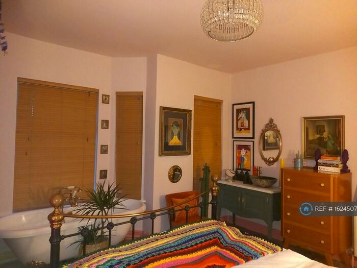 4 Bedroom Semi-Detached House To Rent In Balmoral Drive, Denton, Manchester, M34