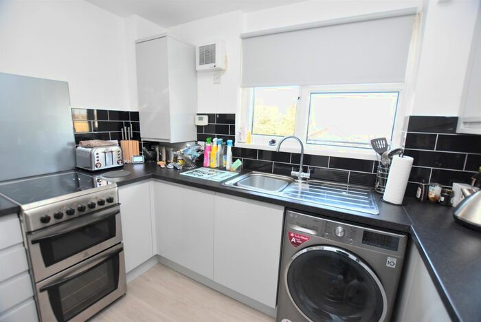 1 Bedroom Flat To Rent In Shrublands Avenue, Croydon, CR0