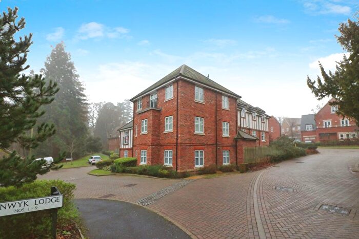2 Bedroom Flat For Sale In Henwyk Lodge, Welwyn, AL6